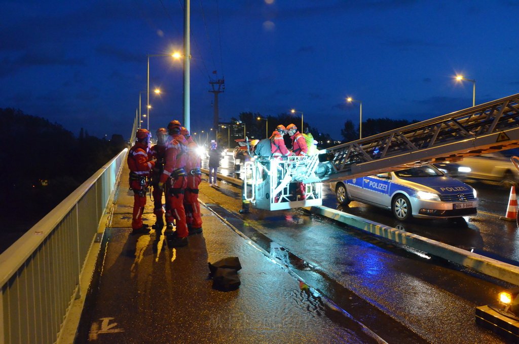 Einsatz BF Hoehenretter Koelner Seilbahn Hoehe Zoobruecke P2288.JPG